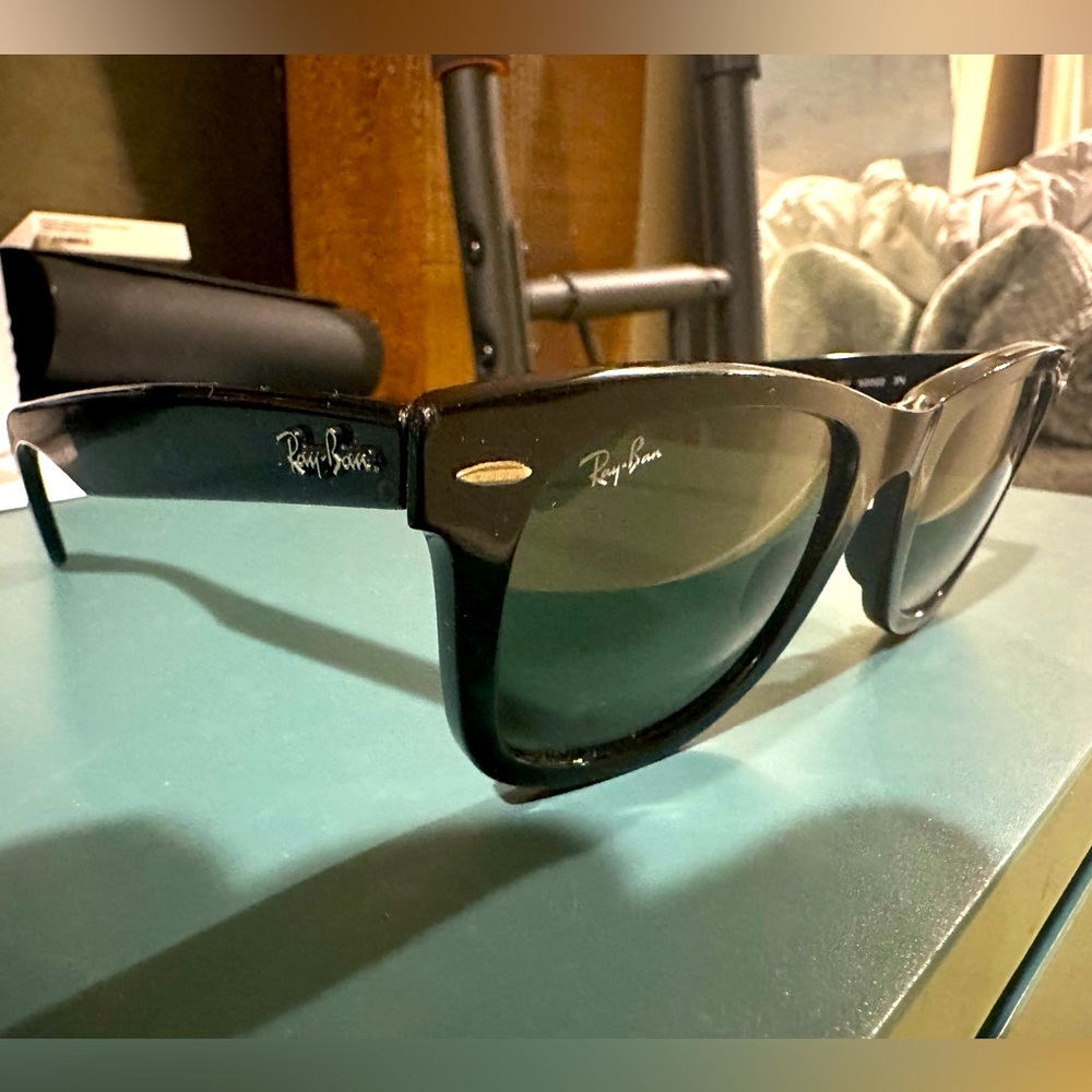 Black Ray-Bans. Unisex. Hardly worn.